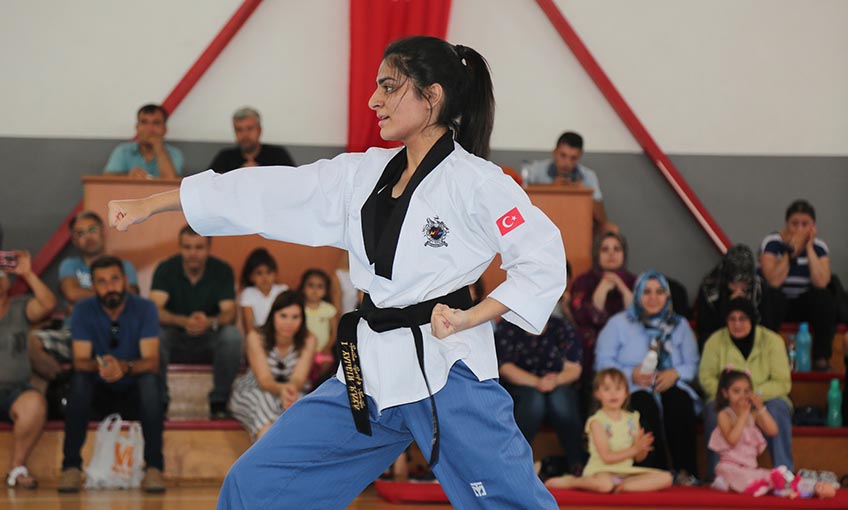 Gaziemir’in taekwondocularından kuşak mücadelesi