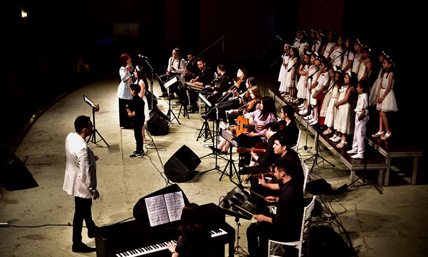 Bornova’da kursiyerlerden dans ve müzik ziyafeti