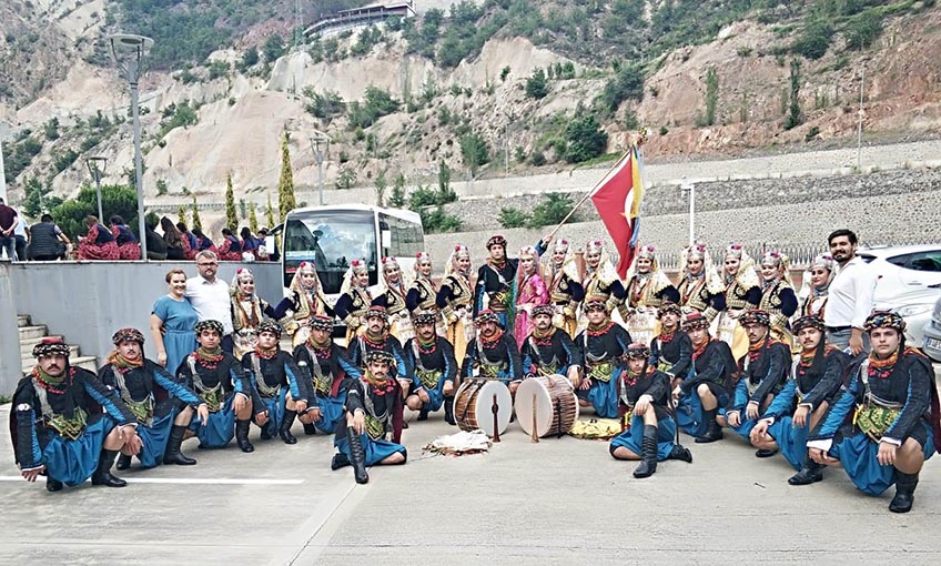 Bayraklı halk oyunlarında derecelere alıştı