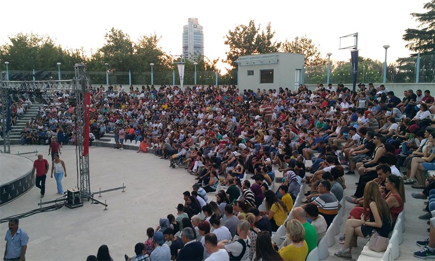 Açık havada tiyatro keyfi devam ediyor