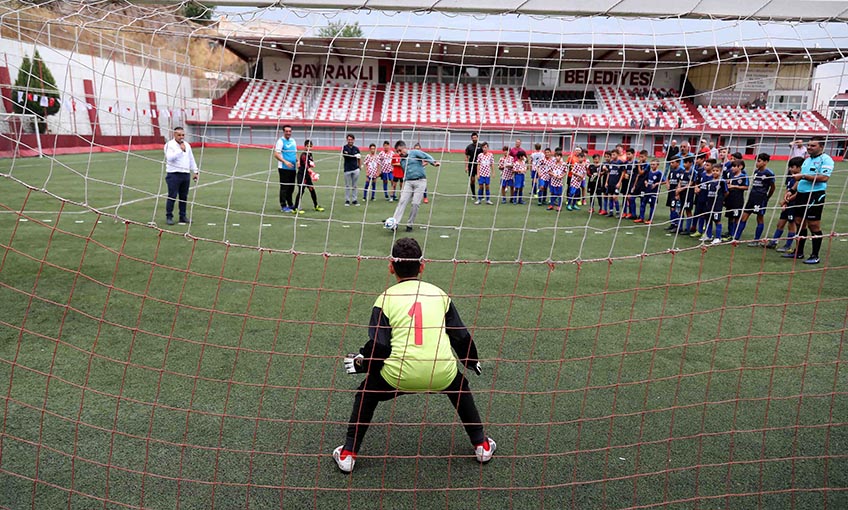 Bayraklı’da gençlik futbol turnuvası
