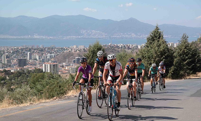 Karşıyaka’da bir ilk: Bisiklet takımı yola çıkıyor