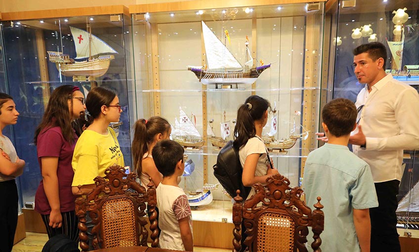 Bayraklılı çocuklar deniz müzesini gezdi