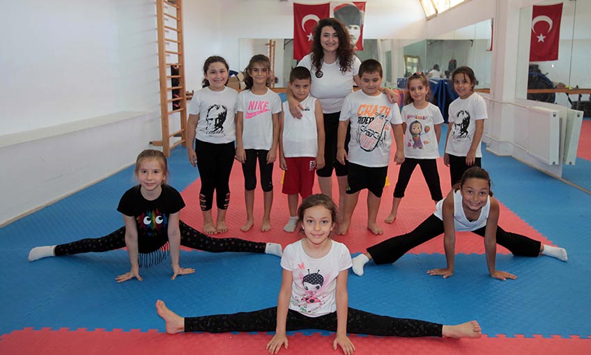 Karabağlar’da yaz spor okulları dolu dolu geçiyor