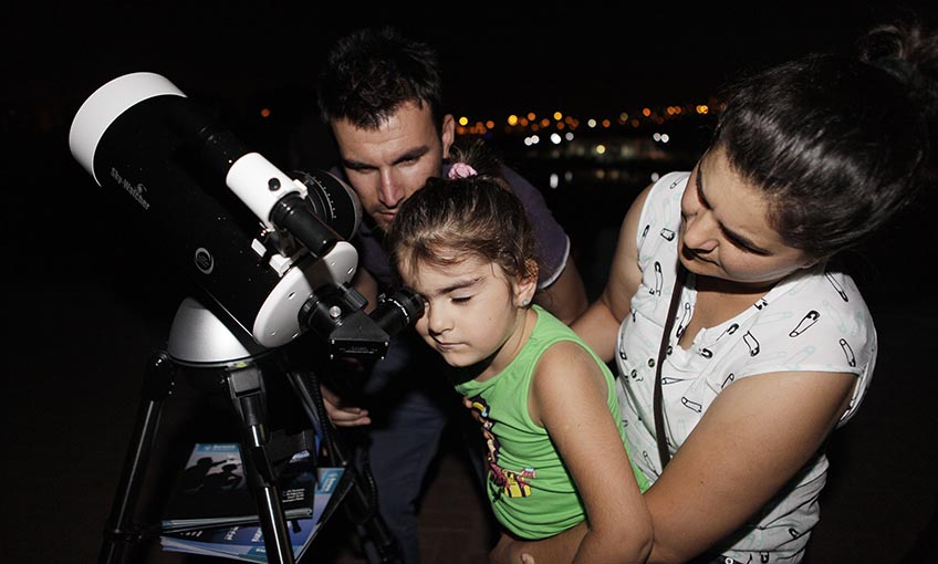 Minderini al, gökyüzünü incelemeye gel
