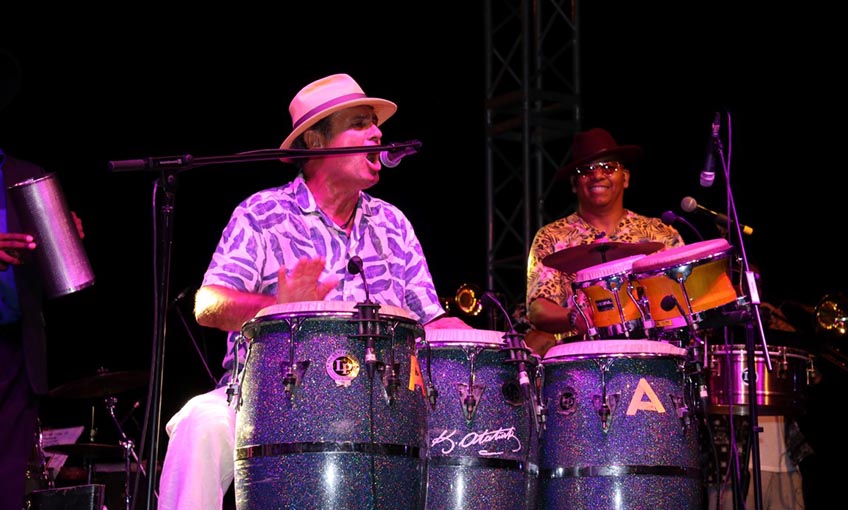 Ayhan Sicimoğlu Çeşme’yi coşturdu