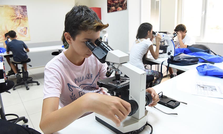 Bornova’da Yaz Bilim Atölyeleri uygulamalı eğitim veriyor