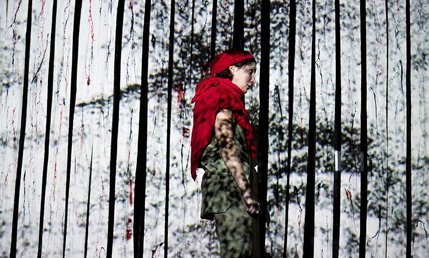 Tiyatro Sahnesinde Göçmen Kadınların Dramı: HİÇ KİMSE