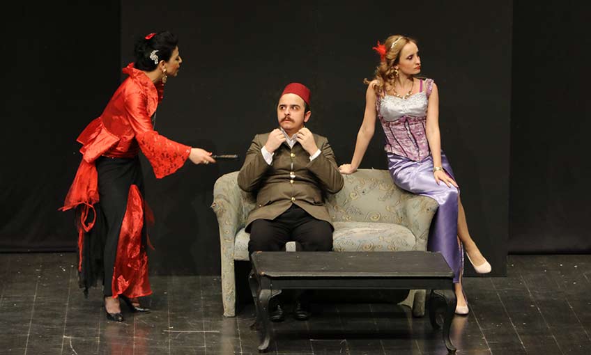 Sahne tozu’ndan gamzeli işveli cilveli bir oyun!