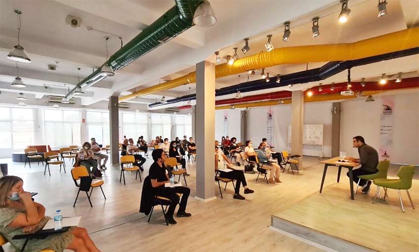 Enver Aysever ile okuryazarlık atölyesi başladı