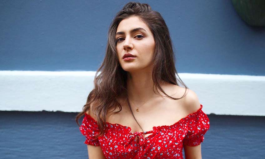 Sesiyle de şaşırttı