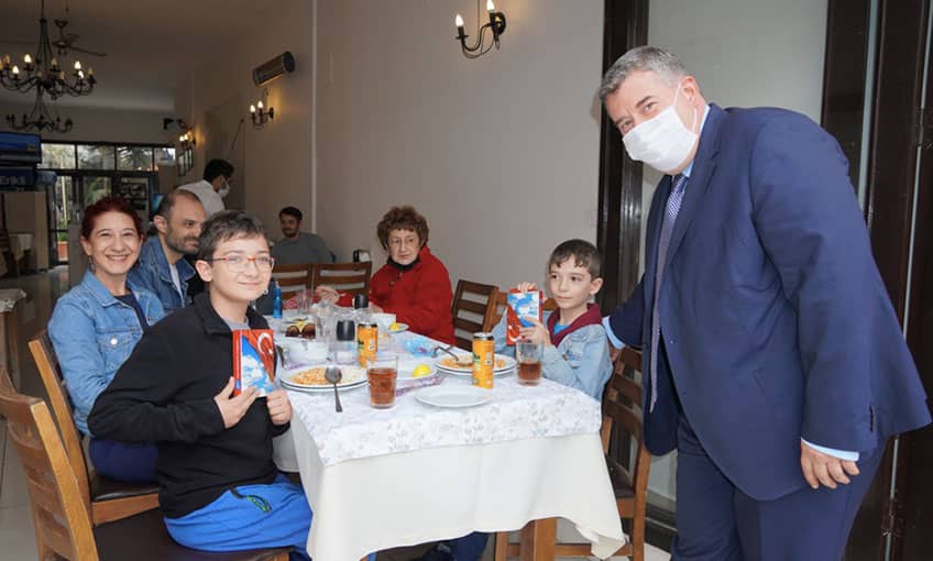 Vatandaşlara Ay Yıldızlı Türk Bayrağı