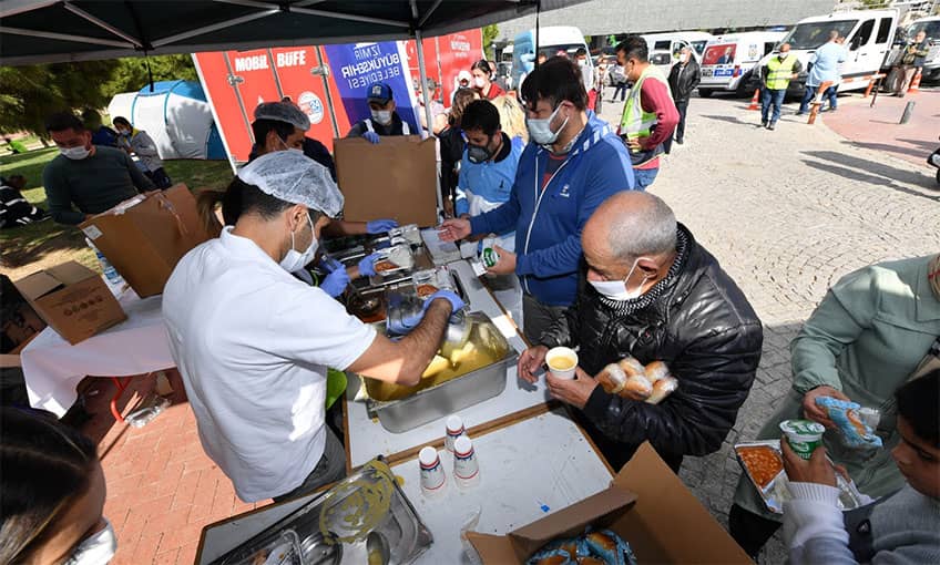 Büyükşehir’den depremzedelere 26 bin kişilik yemek
