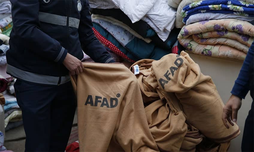 Depremzedelerin battaniyeleri işporta