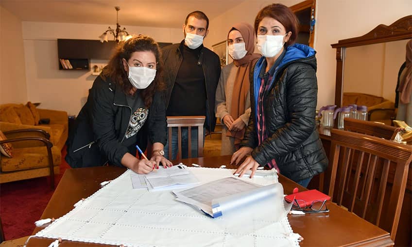 Depremzede çifte büyük annesinin evini açtı