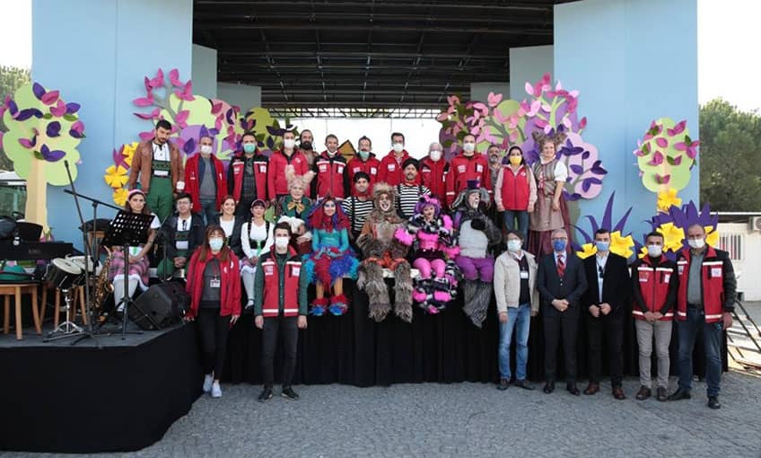 Depremzede çocuklara Kamyon Tiyatrosu morali