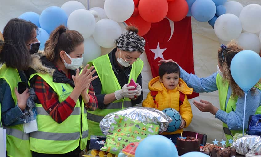 Minik depremzedeye doğum günü sürprizi