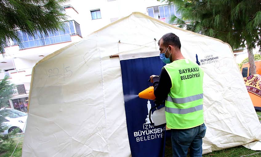 Bayraklı Belediyesi çadırları dezenfekte ediyor