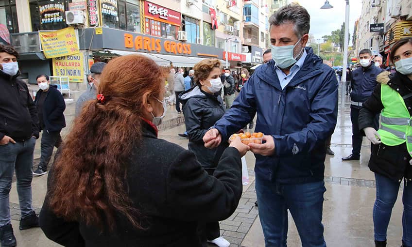 Depremde hayatını kaybedenler için lokma ve karanfil