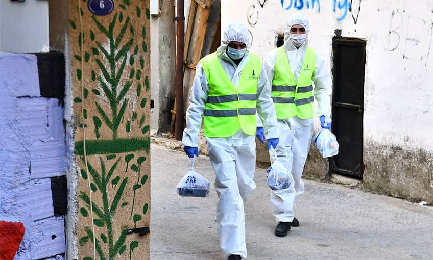 Covid tedavisi görenlere yemek dağıtımına devam