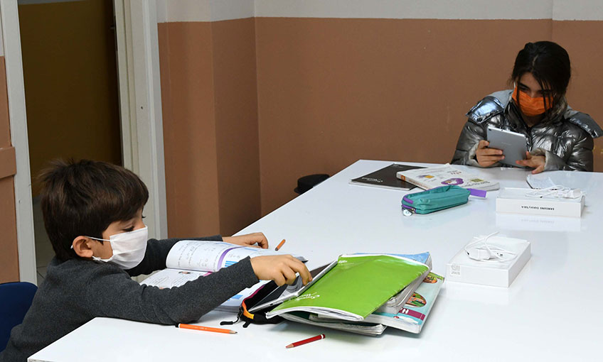 Karabağlar'dan öğrencilere eğitim desteği