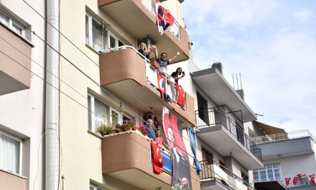 Haydi Bornova balkonlara!