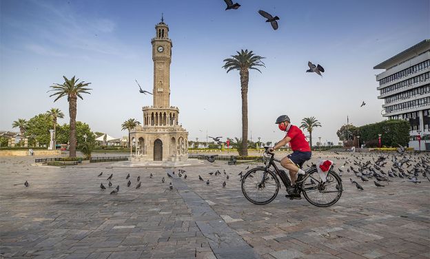 Başkan Soyer kutlamalara bisikletiyle katıldı