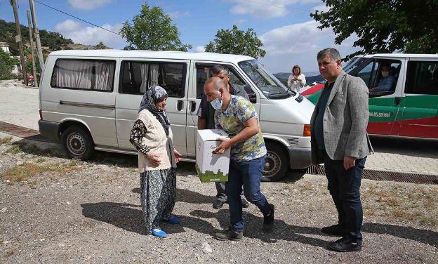 Başkan Tugay’dan Yamanlar’a bayram ziyareti 