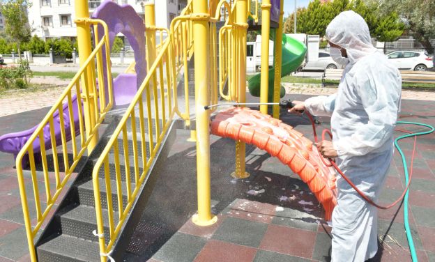 Çiğli’deki parklarda dezenfeksiyon çalışmaları yoğunlaştı