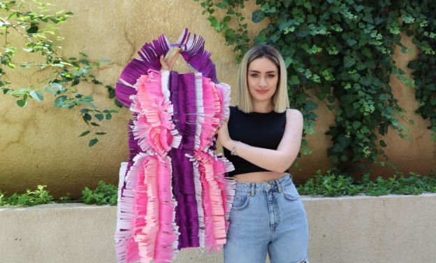 Kağıttan elbiseyle ödülü kaptı