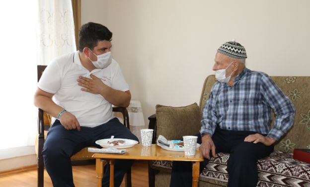 Buca’nın en yaşlı babasına sürpriz ziyaret