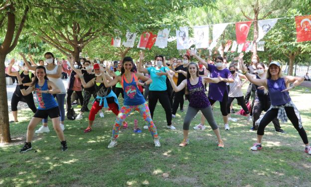 Sosyal mesafeli 'Zumba'