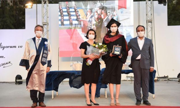 Alkışlar Dr. Şule Yıldız’a