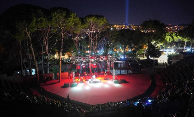 Sanatçılara kucak açtı