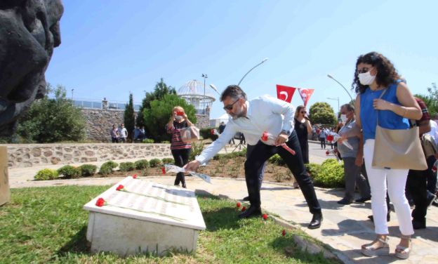 Bayraklı'da Sivas katliamı anıldı