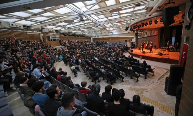 Bostanlı Suat Taşer Tiyatrosu kapılarını açtı