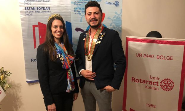 İzmir Rotaract'ta Bayrak Karakaya'da..