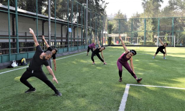Zumba dersleri açık alanda