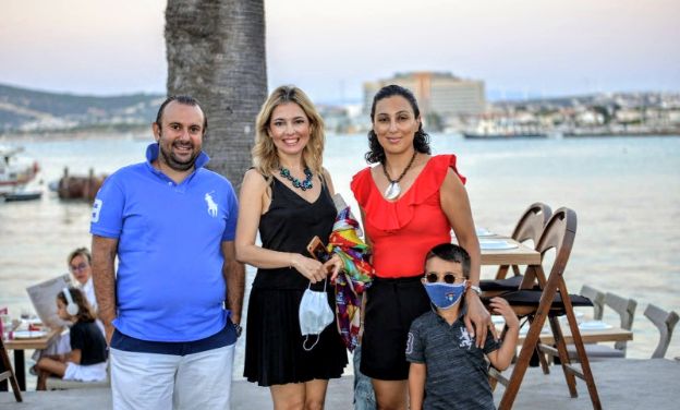 Sosyetik güzel Çeşme'de