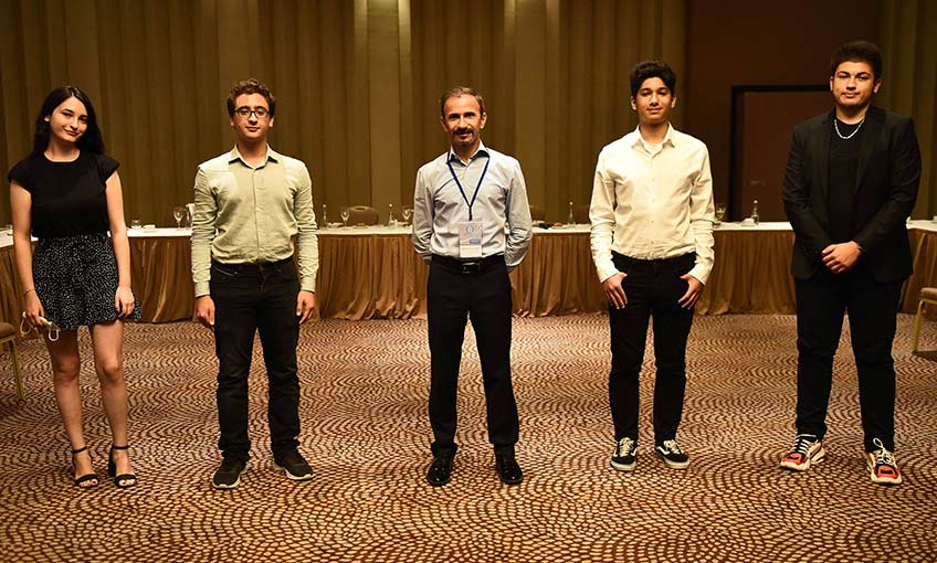 Anadili İngilizce olan öğrencileri geçtiler