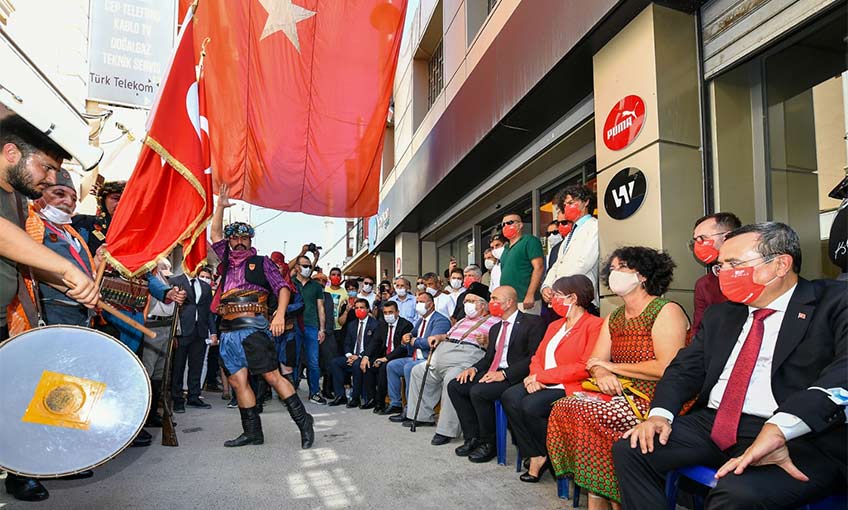 Efeler zeybek oynadı