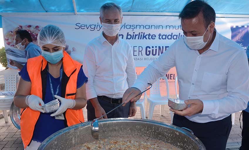 Kuşadası belediyesi’nden 6 bin kişiye aşure ikramı