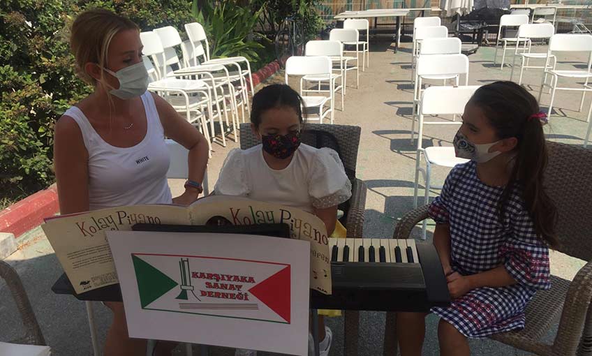 Çocuklar piyano çalmayı öğrenecek