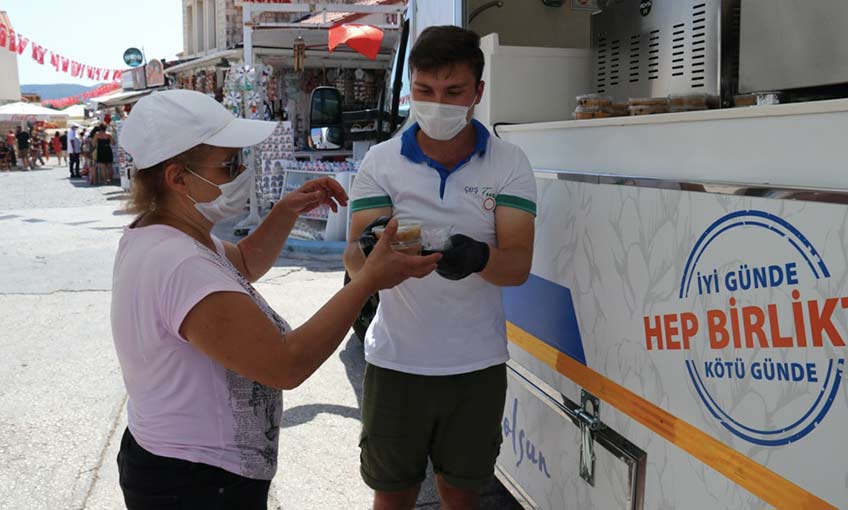 Çeşme Belediyesi aşure dağıttı