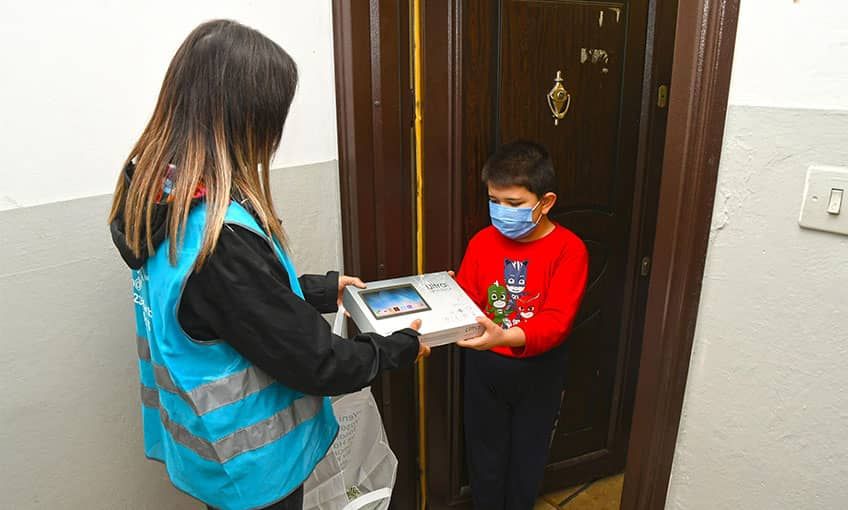 Karabağlarda öğrencilere tablet desteği