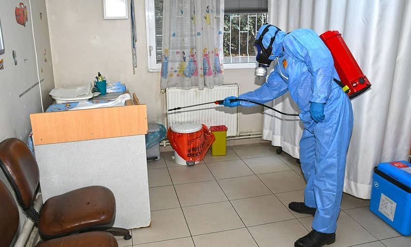 Karabağlar Belediyesi aşı merkezlerini de dezenfekte ediyor