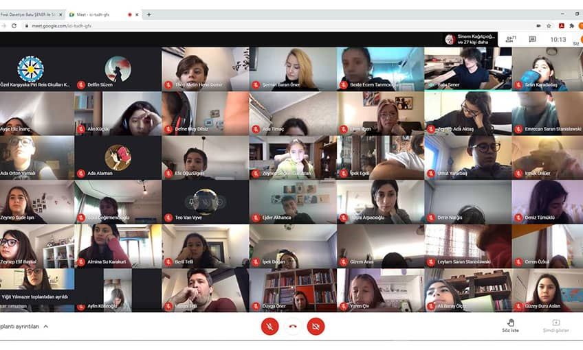 Çevrim içi şenliğe ünlü yağdı