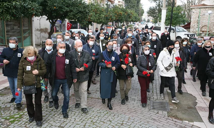 Uğur Mumcu, Efes Selçuk'ta kırmızı karanfillerle anıldı