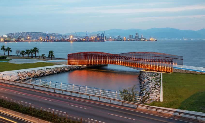 Bayraklı yaya köprüsüne uluslararası ödülü