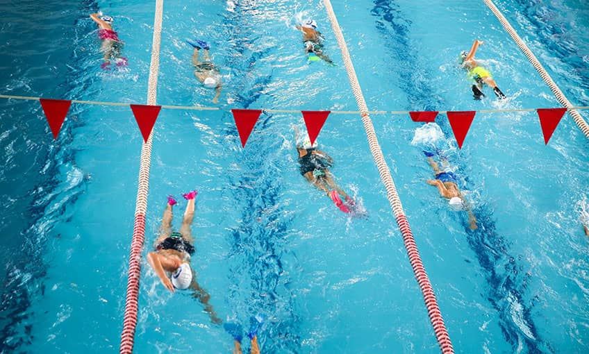 Okullar tatilde küçük yüzücüler idmanda